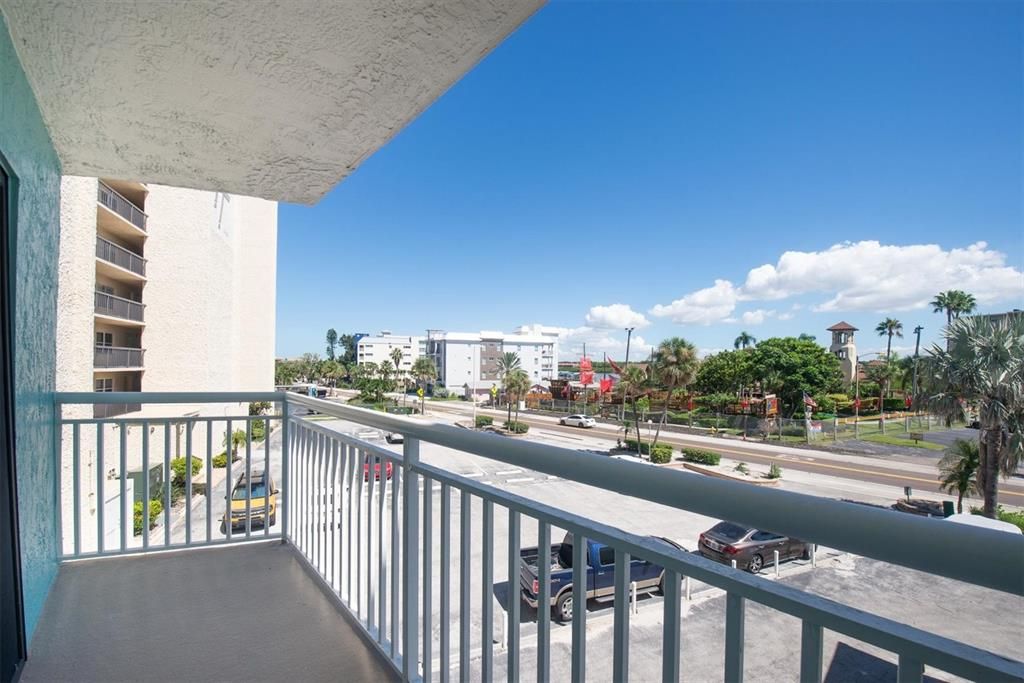 For Sale: $624,900 (1 beds, 1 baths, 875 Square Feet)