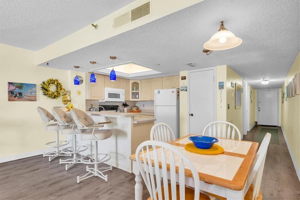 For Sale: $624,900 (1 beds, 1 baths, 875 Square Feet)