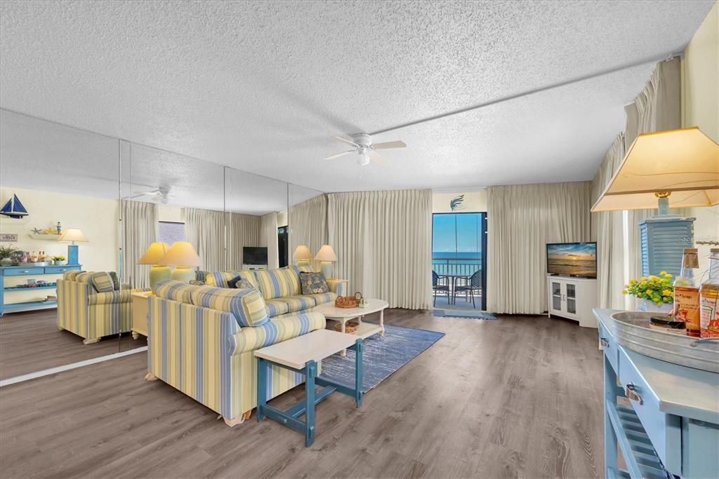 For Sale: $624,900 (1 beds, 1 baths, 875 Square Feet)