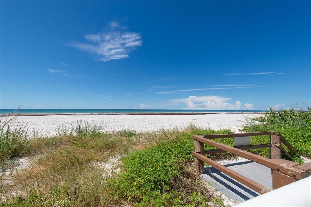 For Sale: $624,900 (1 beds, 1 baths, 875 Square Feet)