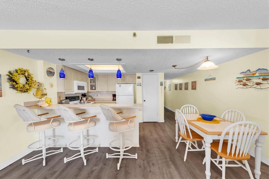 For Sale: $624,900 (1 beds, 1 baths, 875 Square Feet)