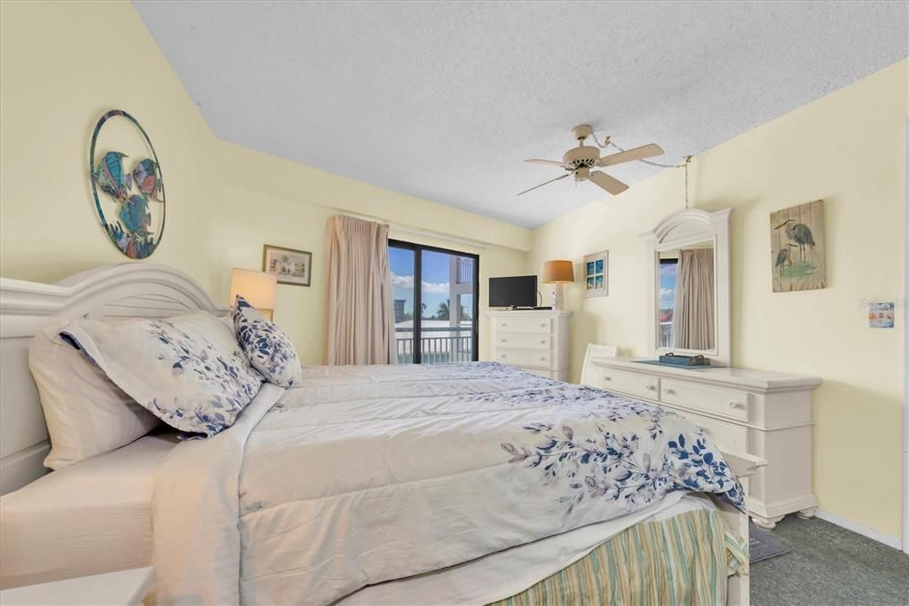 For Sale: $624,900 (1 beds, 1 baths, 875 Square Feet)