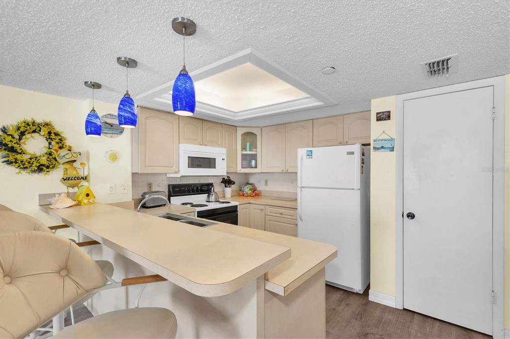 For Sale: $624,900 (1 beds, 1 baths, 875 Square Feet)