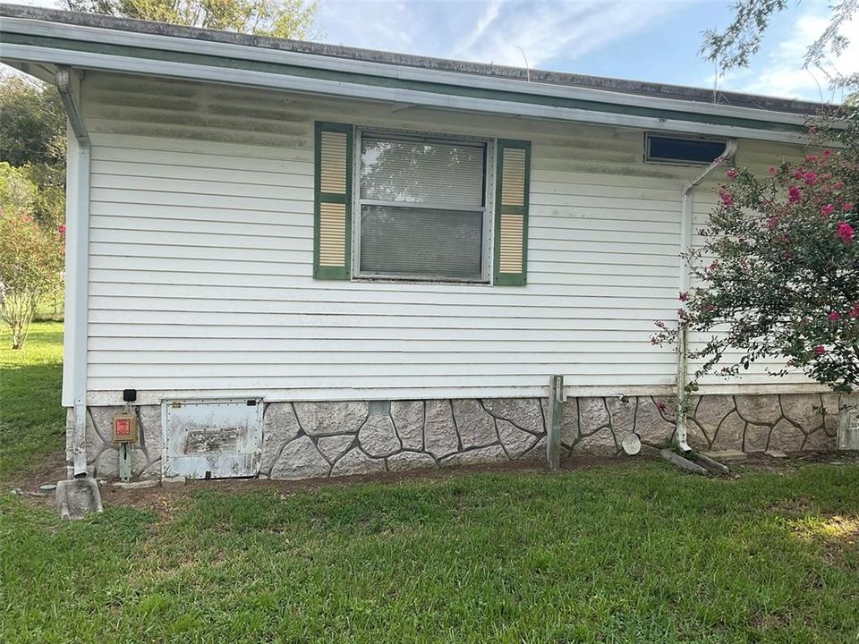 合同活跃: $75,000 (3 贝兹, 2 浴室, 1368 平方英尺)