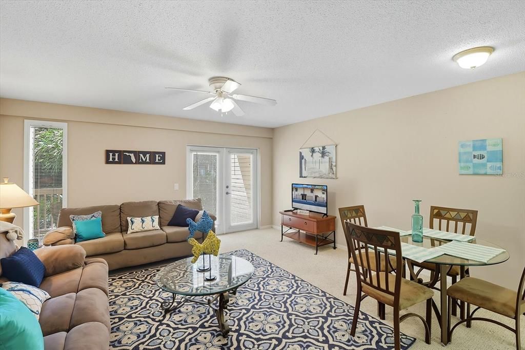 En Venta: $349,000 (2 camas, 2 baños, 1200 Pies cuadrados)