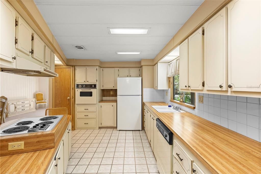 For Sale: $227,000 (2 beds, 2 baths, 1374 Square Feet)