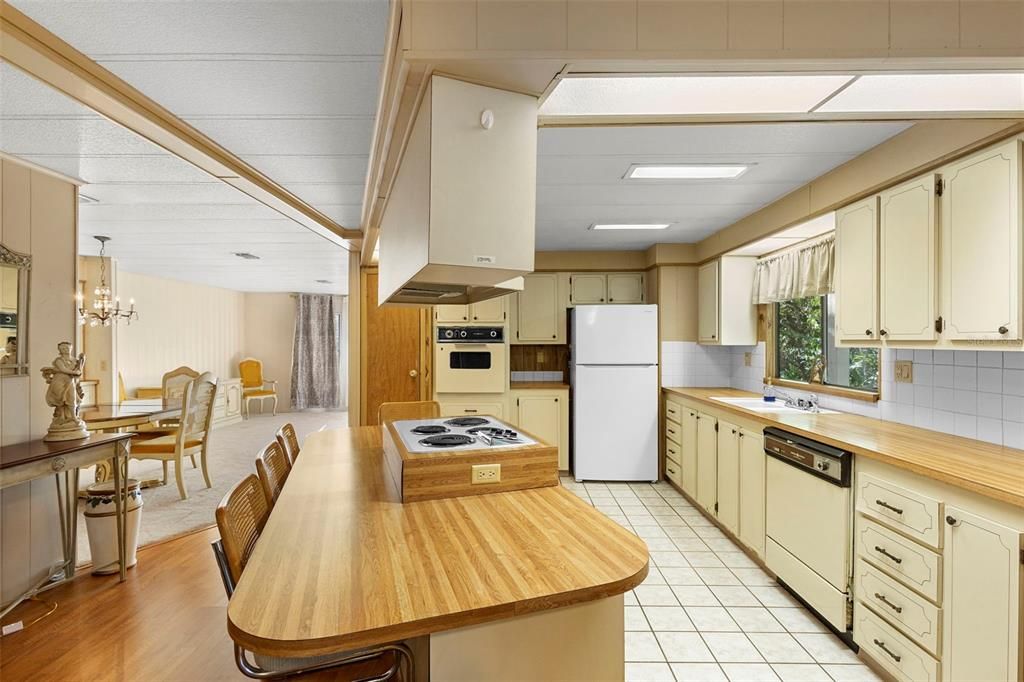 For Sale: $227,000 (2 beds, 2 baths, 1374 Square Feet)