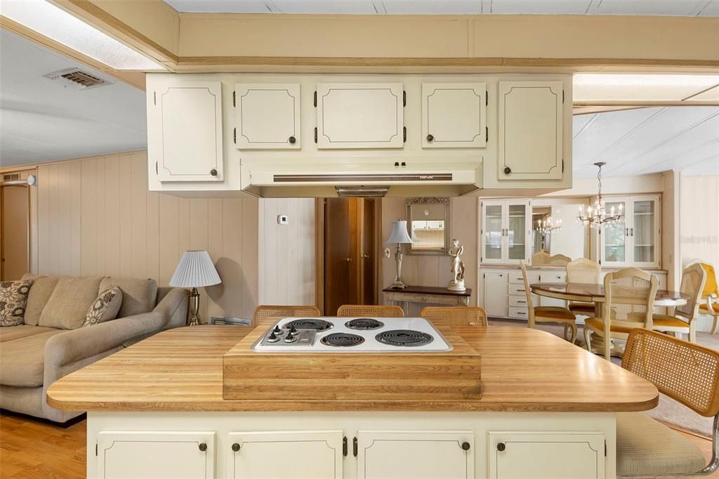 For Sale: $227,000 (2 beds, 2 baths, 1374 Square Feet)