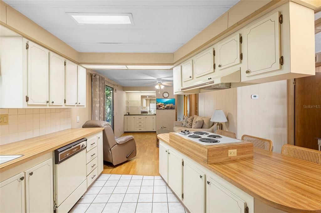 For Sale: $227,000 (2 beds, 2 baths, 1374 Square Feet)