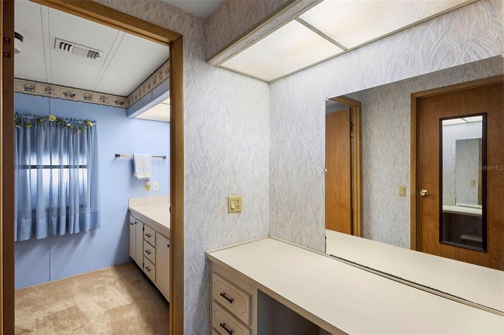 For Sale: $227,000 (2 beds, 2 baths, 1374 Square Feet)