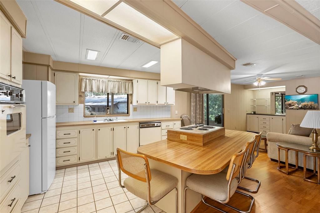 For Sale: $227,000 (2 beds, 2 baths, 1374 Square Feet)