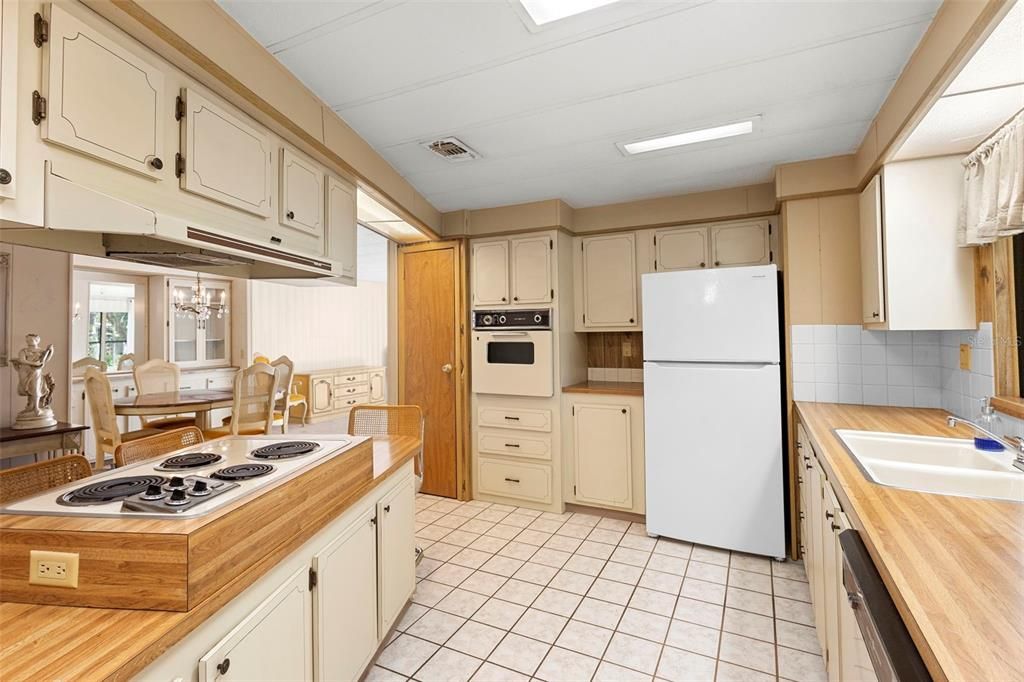 For Sale: $227,000 (2 beds, 2 baths, 1374 Square Feet)