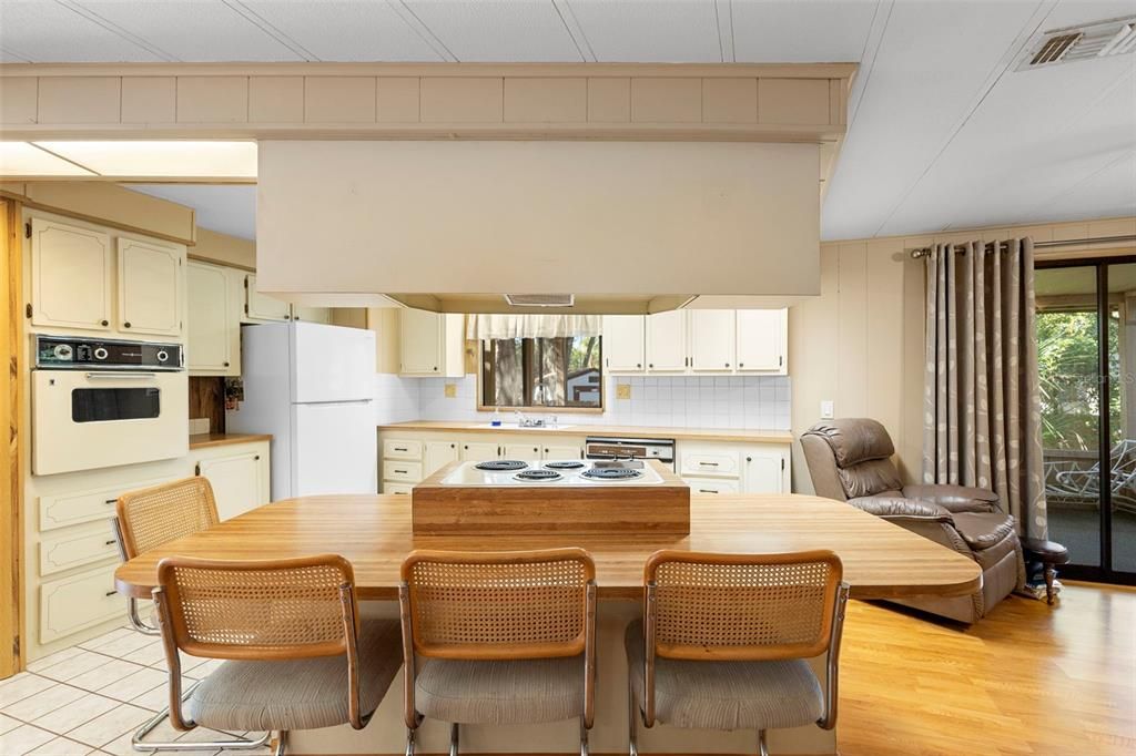 For Sale: $227,000 (2 beds, 2 baths, 1374 Square Feet)