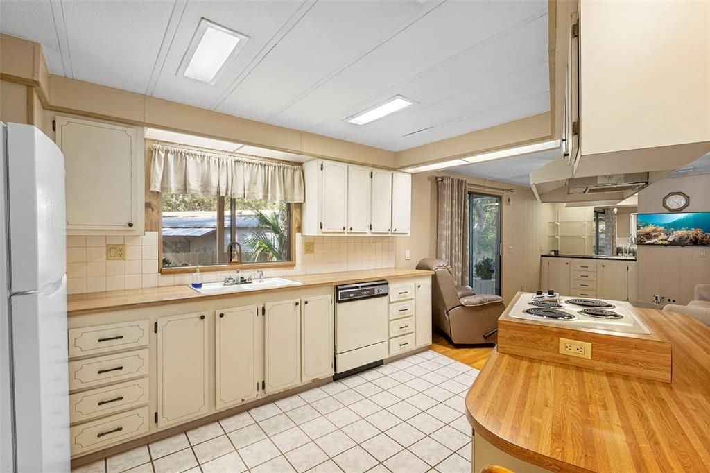 For Sale: $227,000 (2 beds, 2 baths, 1374 Square Feet)