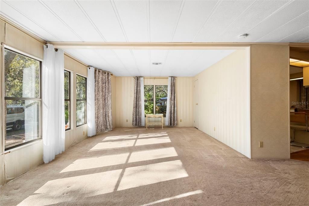 For Sale: $227,000 (2 beds, 2 baths, 1374 Square Feet)