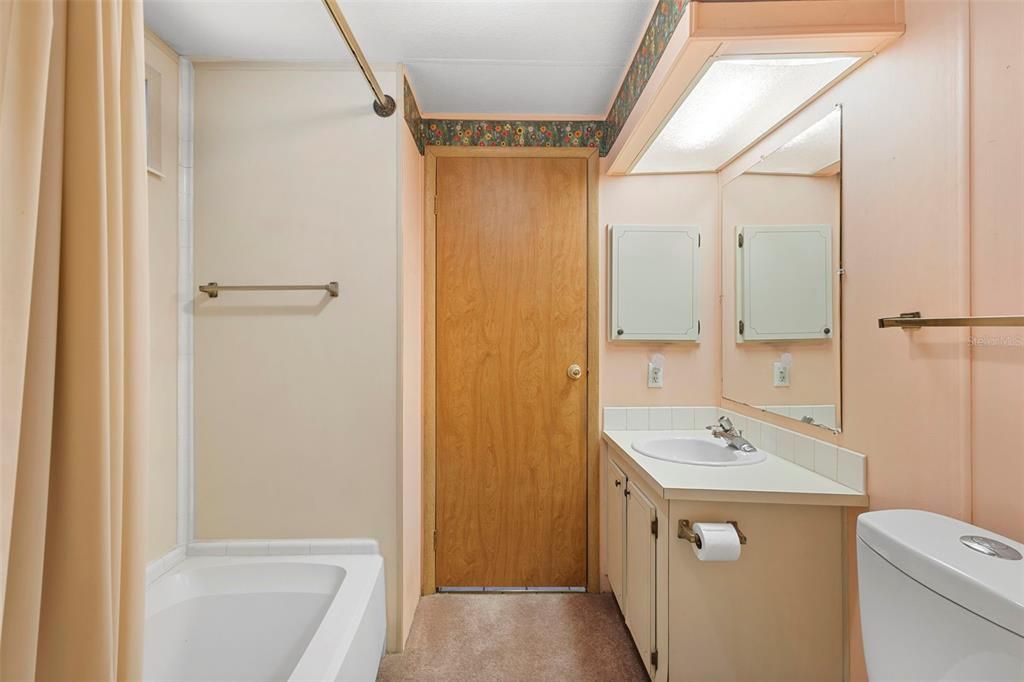 For Sale: $227,000 (2 beds, 2 baths, 1374 Square Feet)