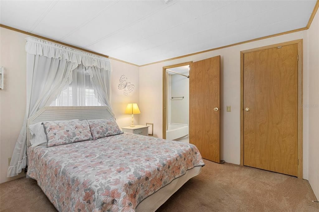 For Sale: $227,000 (2 beds, 2 baths, 1374 Square Feet)