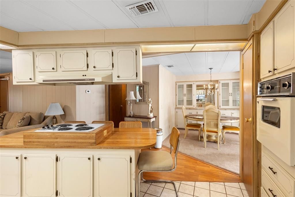 For Sale: $227,000 (2 beds, 2 baths, 1374 Square Feet)