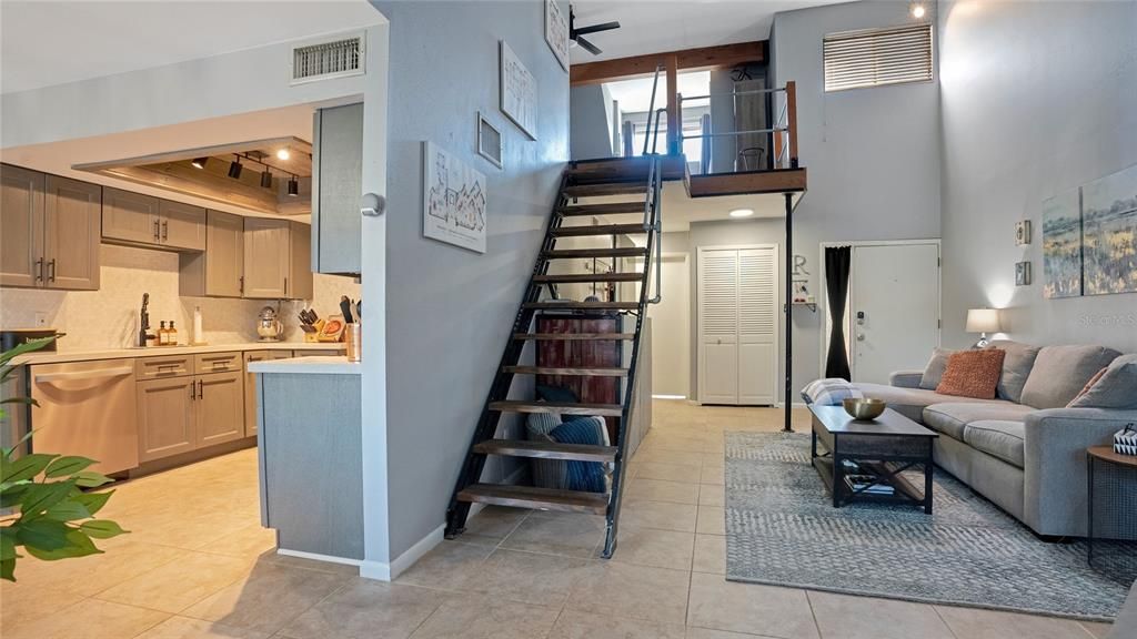 合同活跃: $225,000 (2 贝兹, 2 浴室, 1364 平方英尺)