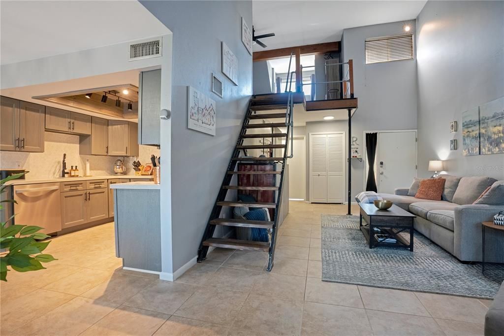 合同活跃: $225,000 (2 贝兹, 2 浴室, 1364 平方英尺)