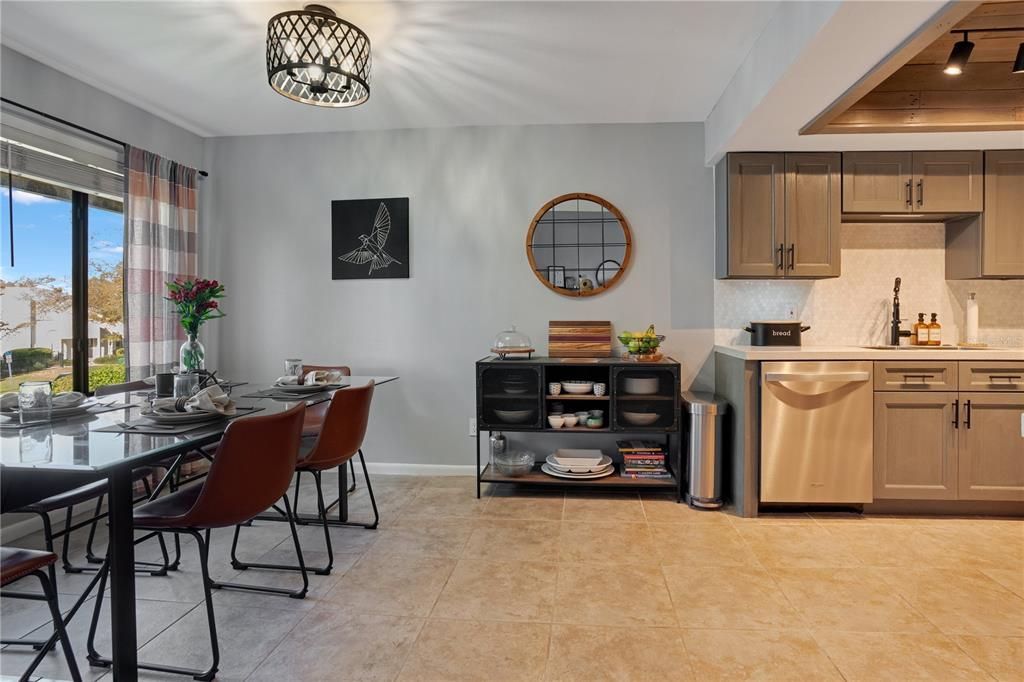 合同活跃: $225,000 (2 贝兹, 2 浴室, 1364 平方英尺)