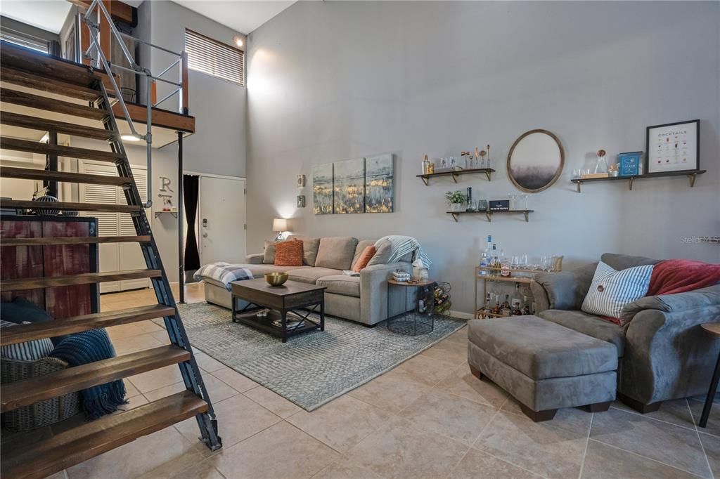 合同活跃: $225,000 (2 贝兹, 2 浴室, 1364 平方英尺)