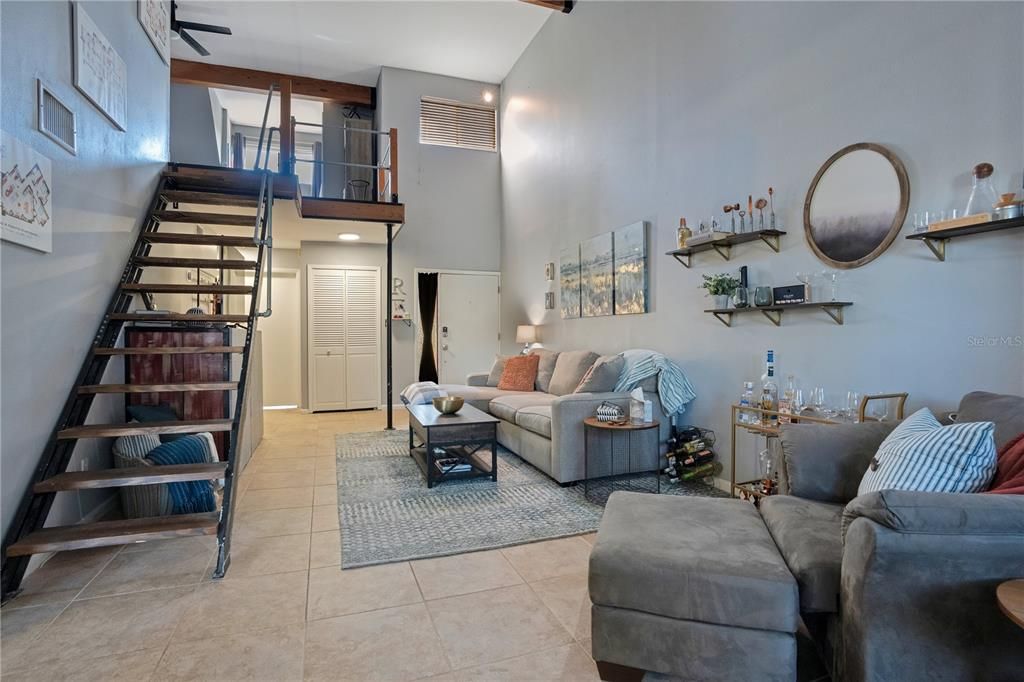 合同活跃: $225,000 (2 贝兹, 2 浴室, 1364 平方英尺)