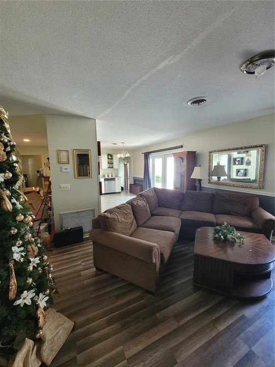 For Sale: $275,000 (3 beds, 2 baths, 1776 Square Feet)