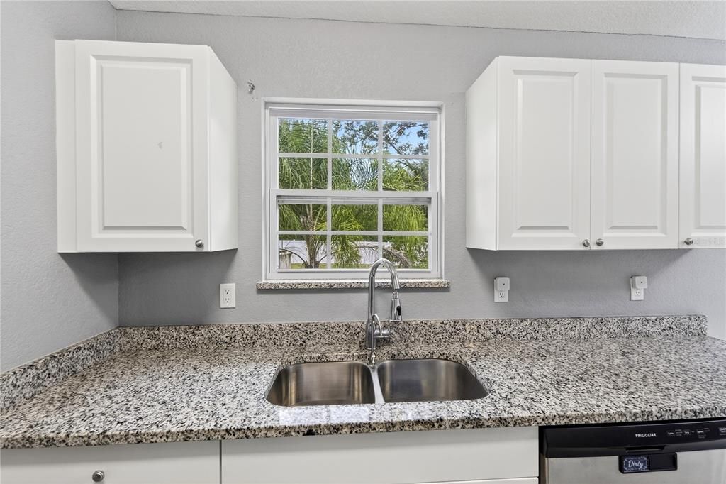 合同活跃: $245,000 (3 贝兹, 2 浴室, 1238 平方英尺)