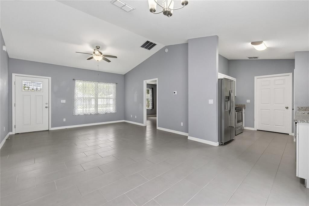 合同活跃: $245,000 (3 贝兹, 2 浴室, 1238 平方英尺)