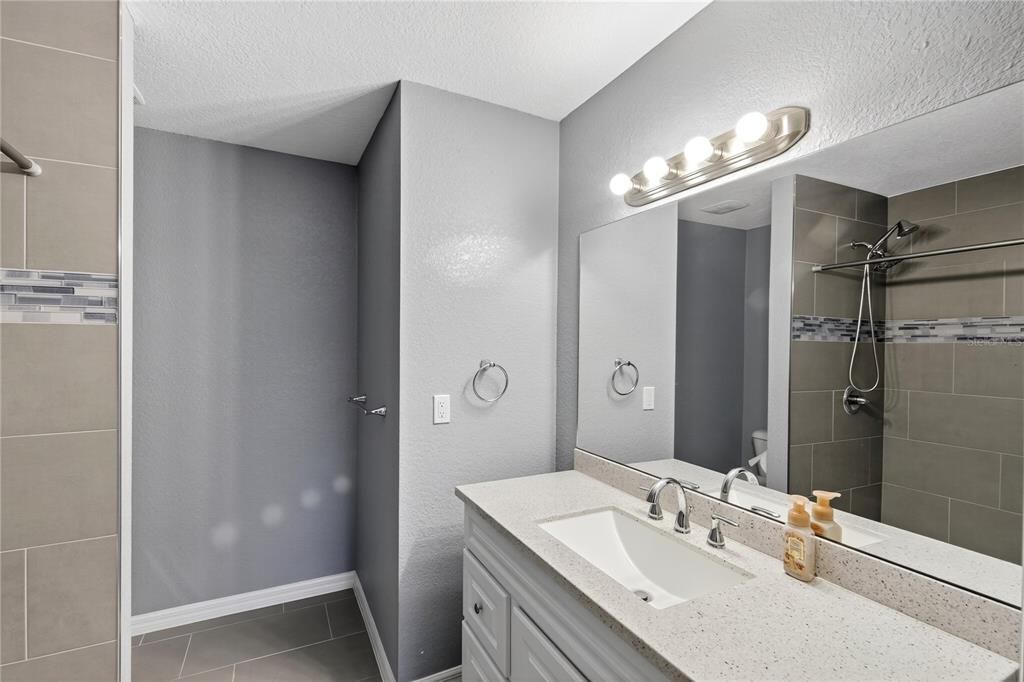 合同活跃: $245,000 (3 贝兹, 2 浴室, 1238 平方英尺)