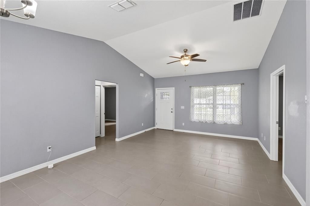 合同活跃: $245,000 (3 贝兹, 2 浴室, 1238 平方英尺)