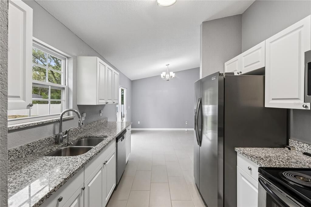 合同活跃: $245,000 (3 贝兹, 2 浴室, 1238 平方英尺)