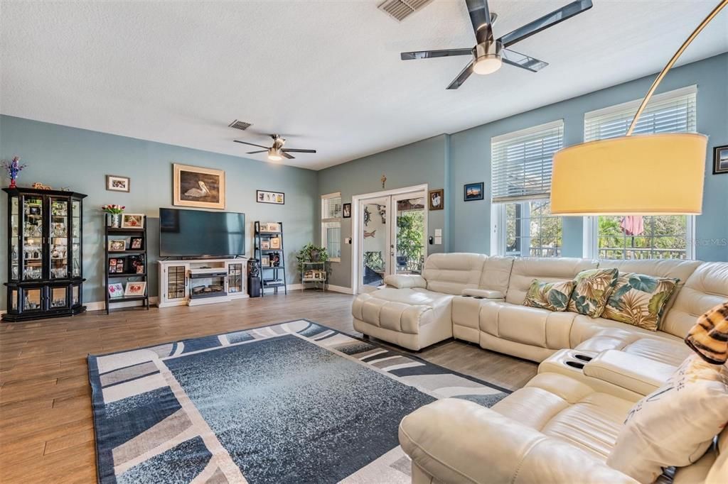 En Venta: $485,000 (3 camas, 2 baños, 2275 Pies cuadrados)