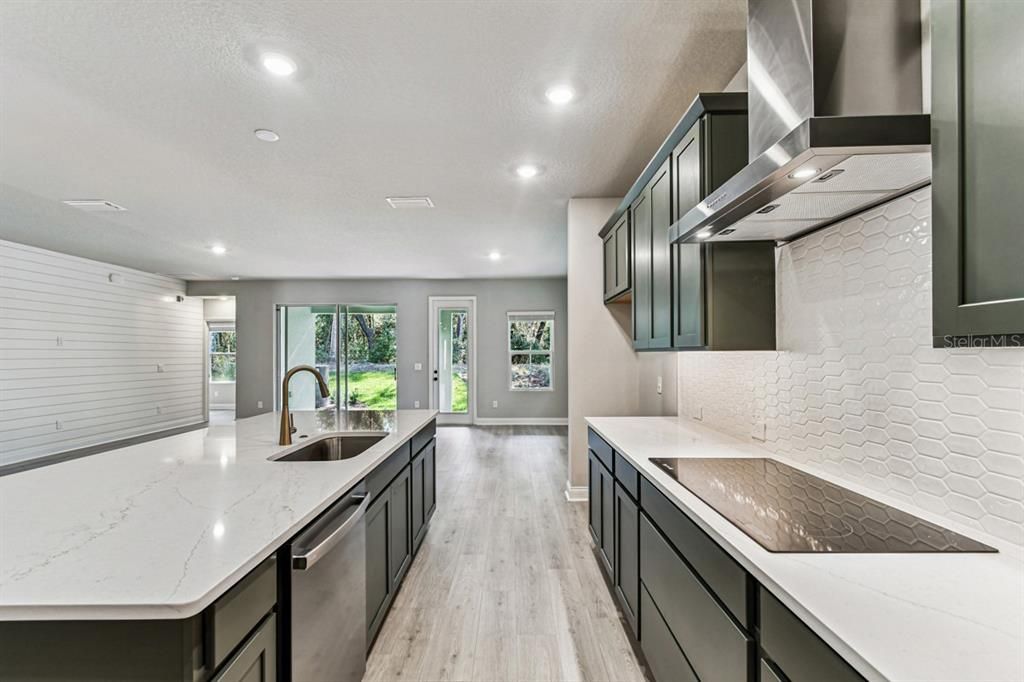 合同活跃: $599,000 (5 贝兹, 4 浴室, 3061 平方英尺)