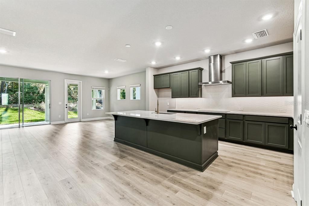 合同活跃: $599,000 (5 贝兹, 4 浴室, 3061 平方英尺)