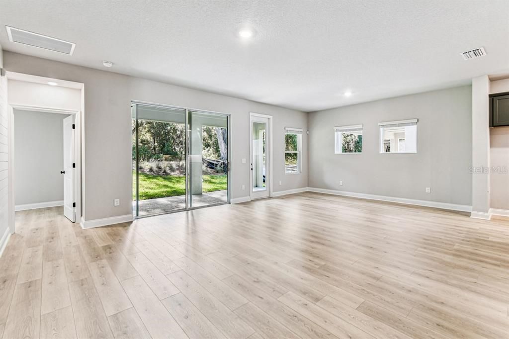 合同活跃: $599,000 (5 贝兹, 4 浴室, 3061 平方英尺)