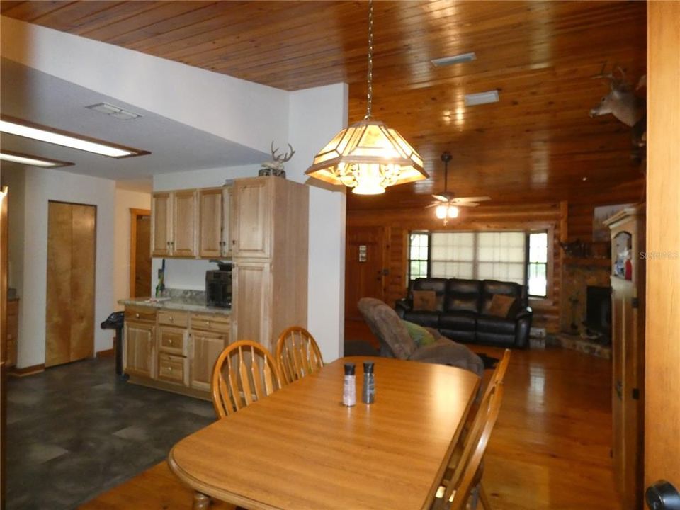 合同活跃: $389,900 (3 贝兹, 2 浴室, 1568 平方英尺)