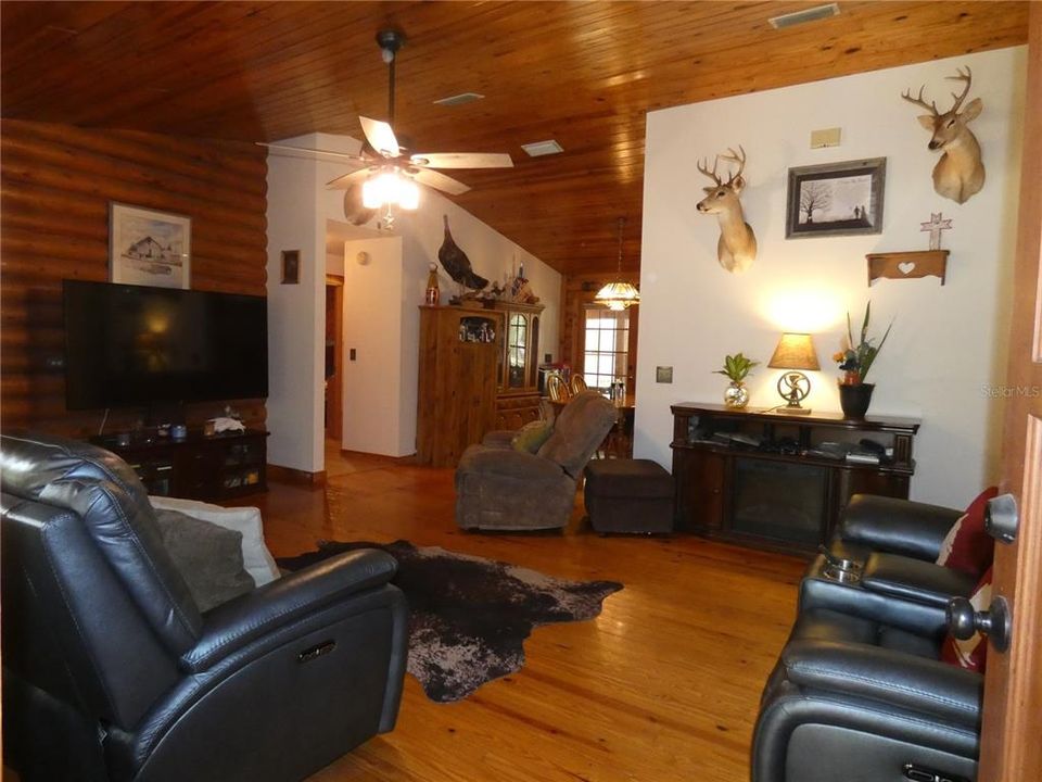 合同活跃: $389,900 (3 贝兹, 2 浴室, 1568 平方英尺)