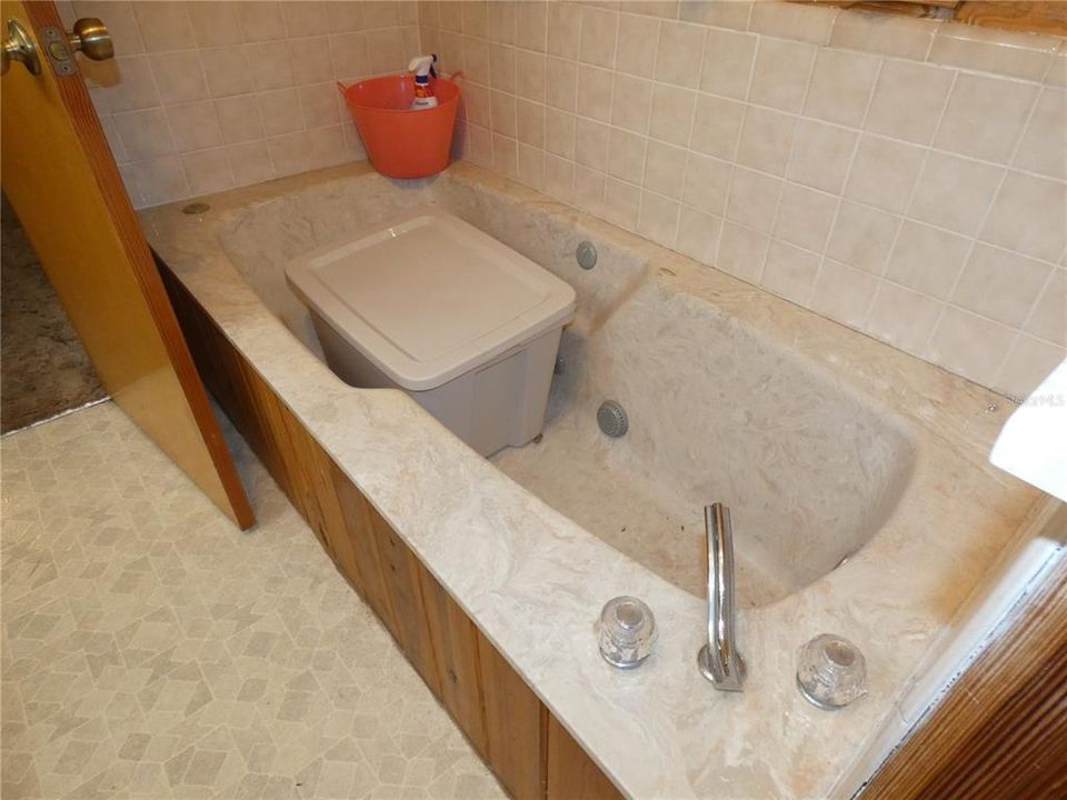 合同活跃: $389,900 (3 贝兹, 2 浴室, 1568 平方英尺)