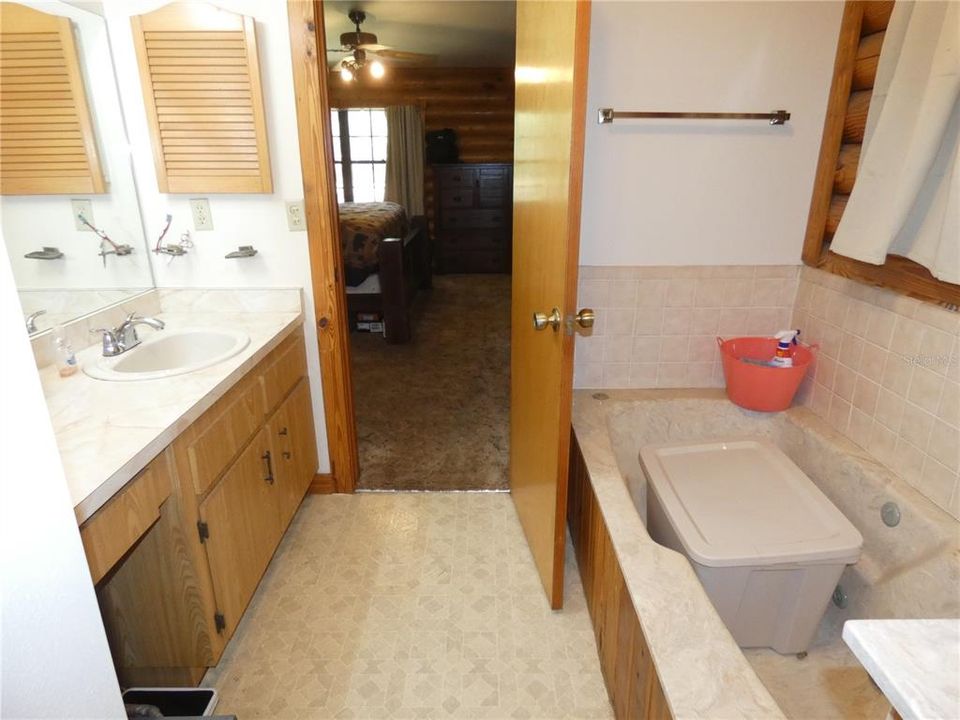 合同活跃: $389,900 (3 贝兹, 2 浴室, 1568 平方英尺)