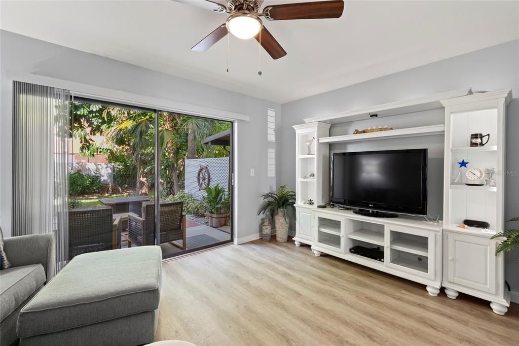 На продажу: $209,000 (2 спален, 1 ванн, 1020 Квадратных фут)