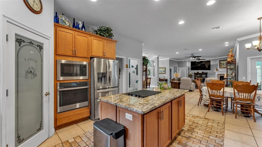 En Venta: $674,900 (3 camas, 3 baños, 2695 Pies cuadrados)