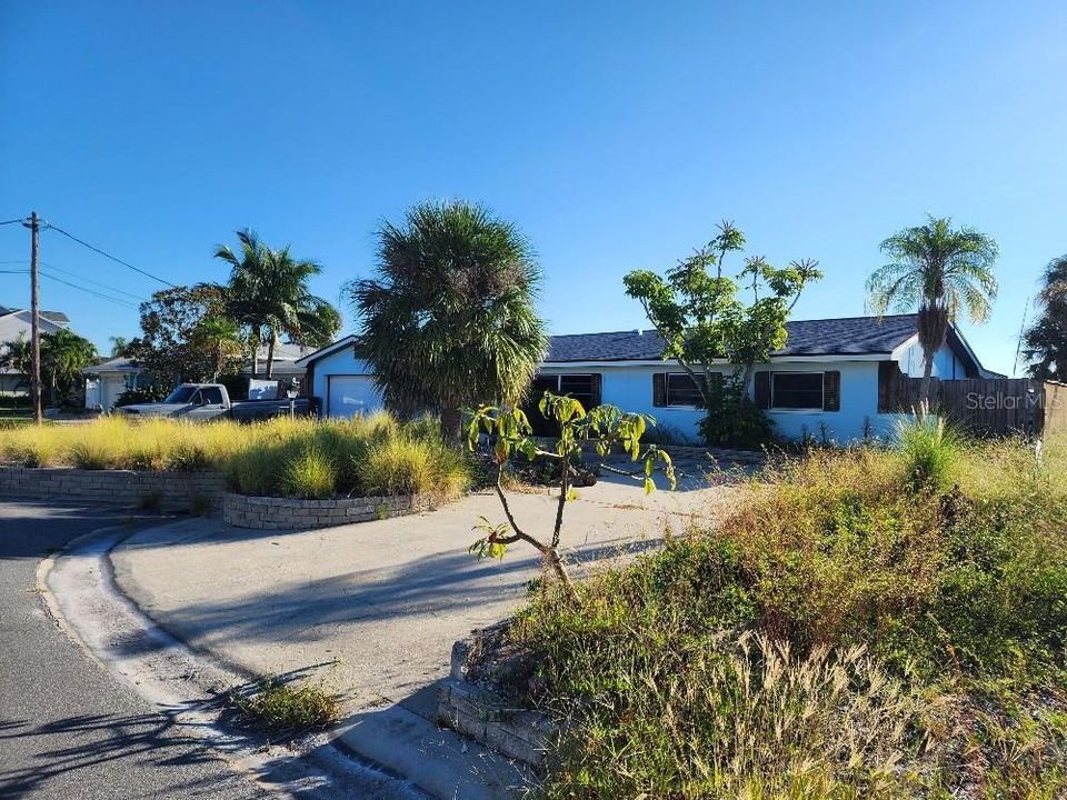 Active With Contract: $950,000 (0.38 acres)