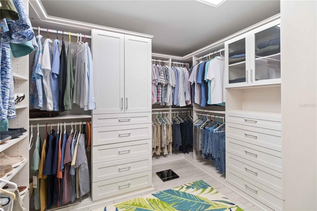 For Sale: $1,250,000 (3 beds, 2 baths, 2556 Square Feet)