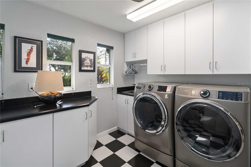 For Sale: $1,250,000 (3 beds, 2 baths, 2556 Square Feet)