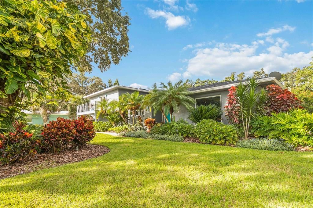 For Sale: $1,250,000 (3 beds, 2 baths, 2556 Square Feet)