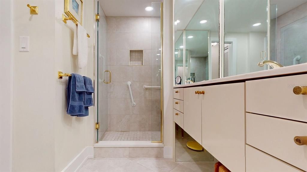 Active With Contract: $1,100,000 (2 beds, 2 baths, 1930 Square Feet)