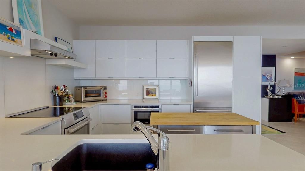 Active With Contract: $1,100,000 (2 beds, 2 baths, 1930 Square Feet)