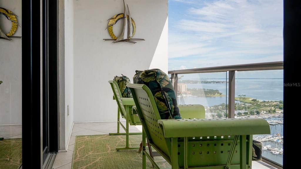 Active With Contract: $1,100,000 (2 beds, 2 baths, 1930 Square Feet)